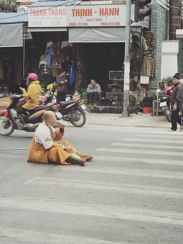 Dừng chân nghỉ ngơi trước khi tiếp tục cuộc vi hành. Ảnh: FB Văn Mạnh.